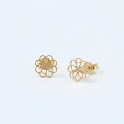 Lightweight yellow gold flower-shaped earrings