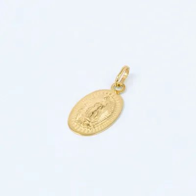 Oval pendant in yellow gold with Madonna