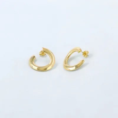 Open hoop earrings in yellow gold with a polished finish