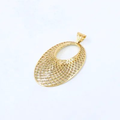 Oval pendant in yellow gold with mesh texture