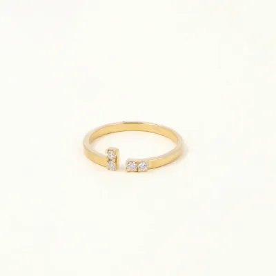 Open band ring in yellow gold with zirconia