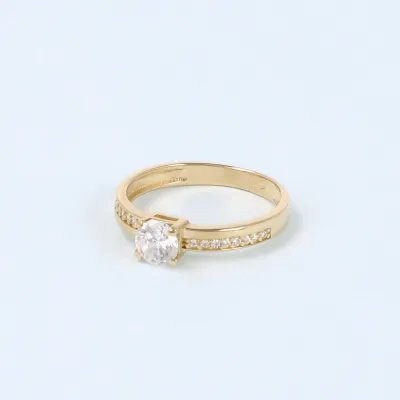 Yellow gold ring with zirconia