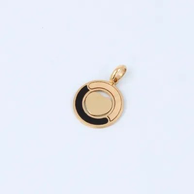Round pendant with heart in yellow gold with onyx paste