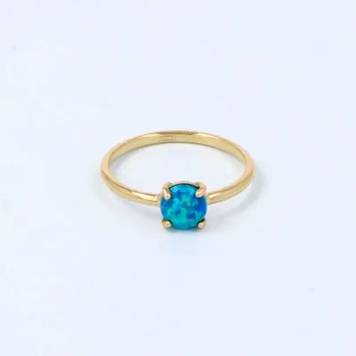 Lightweight yellow gold ring with three stone variations