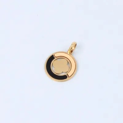 Round pendant with four-leaf clover in yellow gold with onyx paste