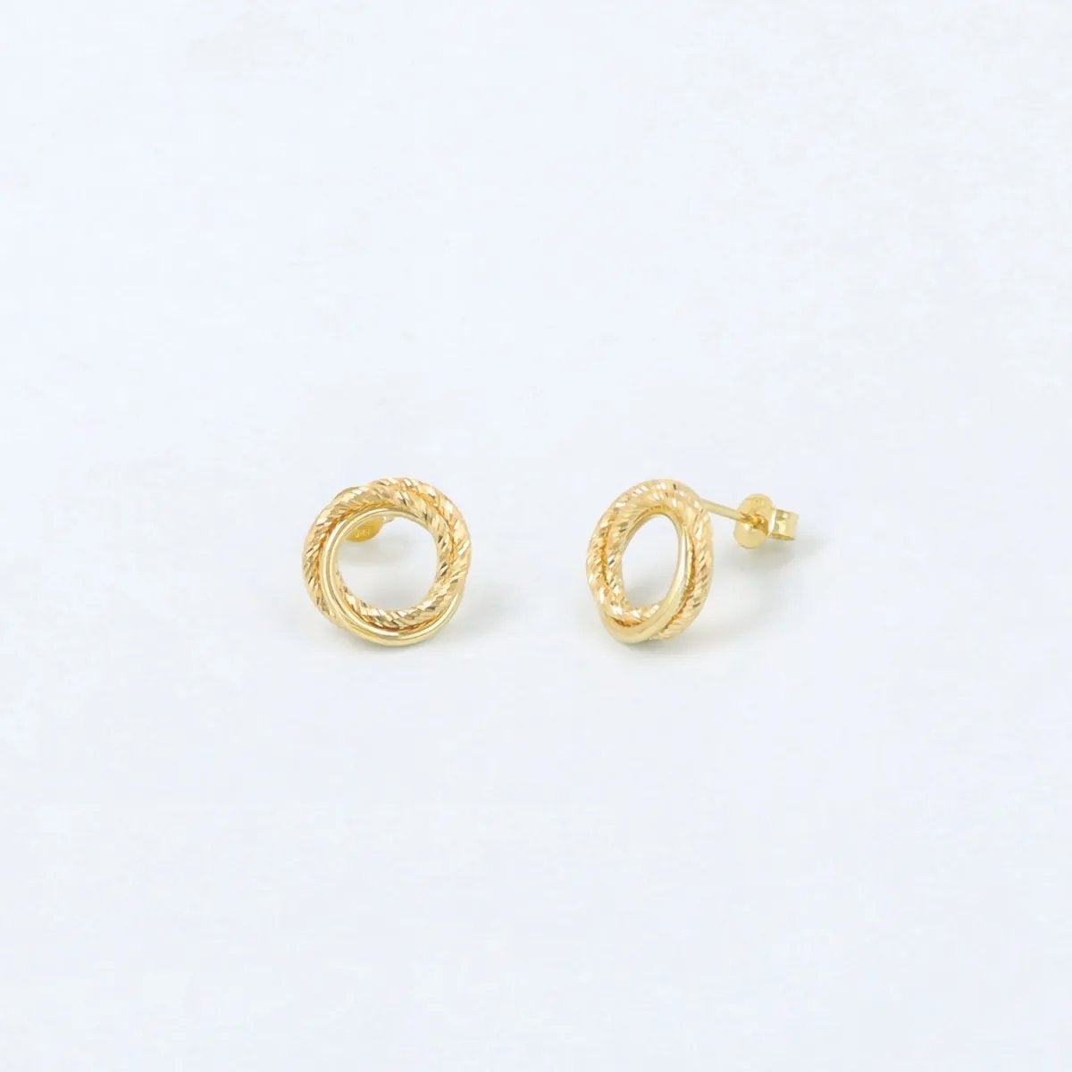 Yellow gold earrings with smooth and diamond-cut braiding