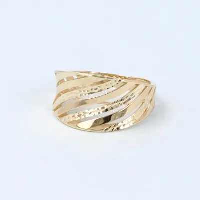 Yellow gold ring with diamond finish
