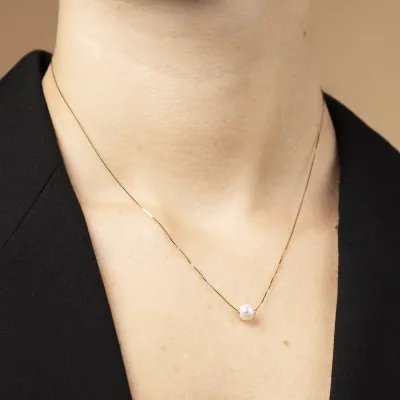 Yellow gold necklace with small pearl