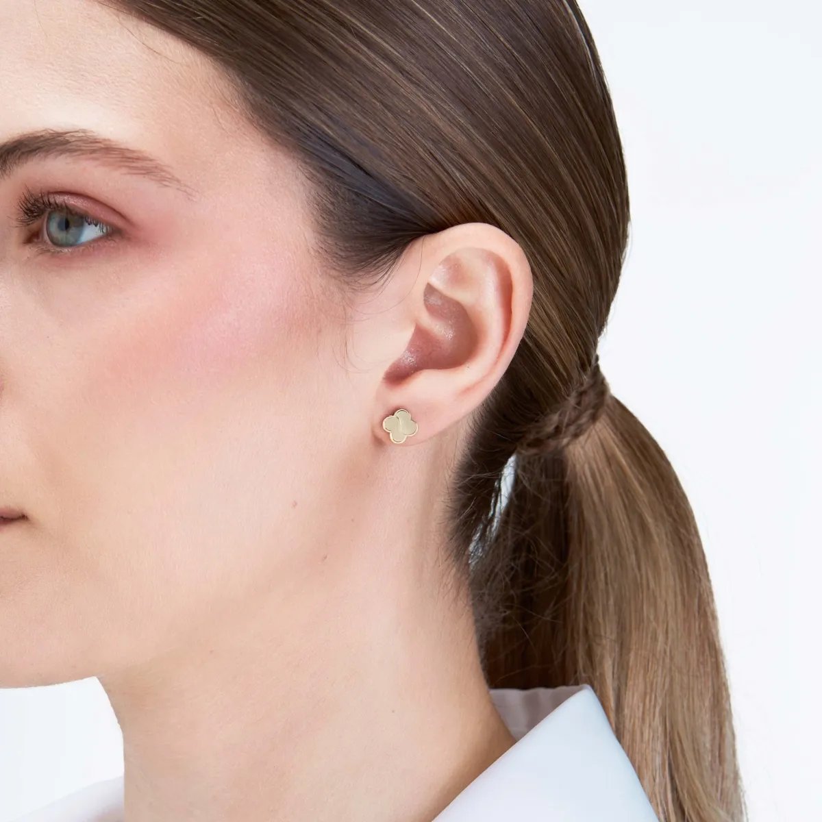 Yellow gold earrings in the shape of a four-leaf clover