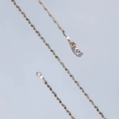 Light-weight fancy chain with flat surfaces