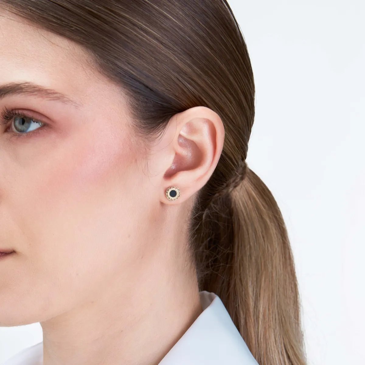 Yellow gold and onyx paste earrings