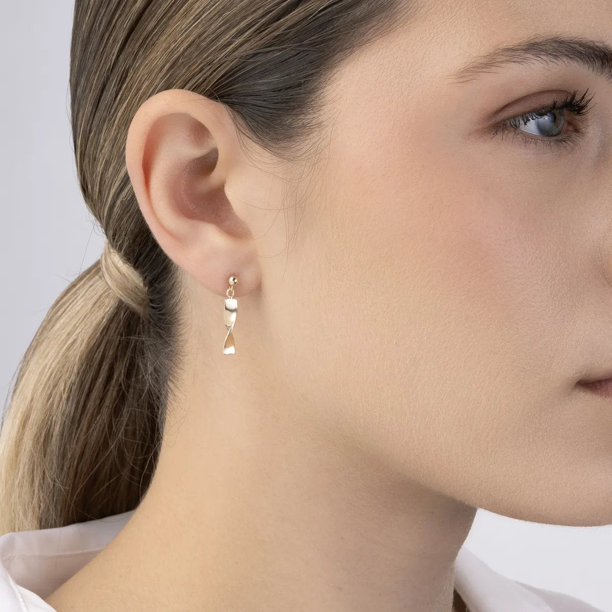 Yellow gold twist earrings