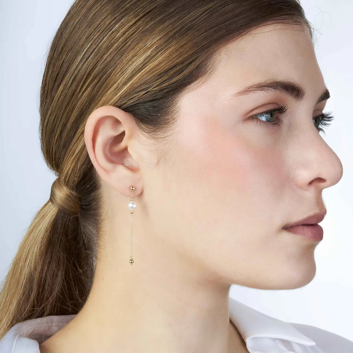 Yellow gold earrings with chain and pearls