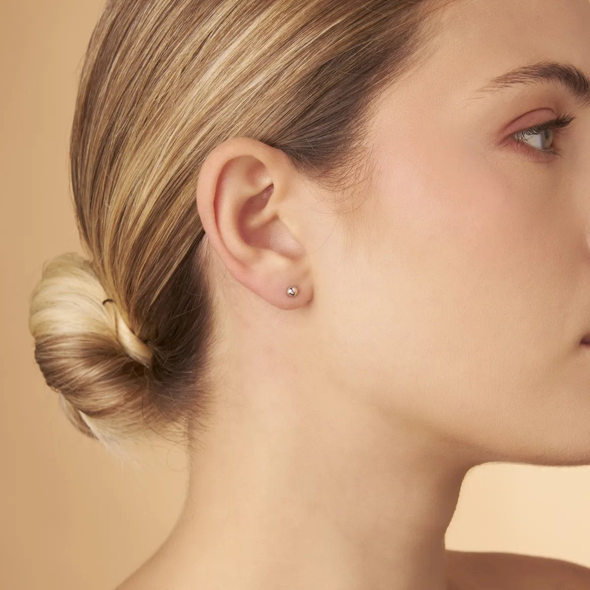 White gold stud earrings in the shape of a sphere