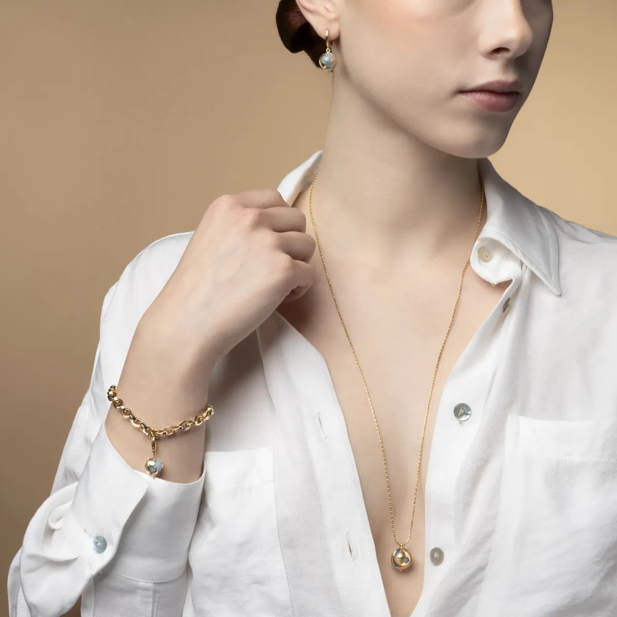 "WE" earrings with milk aquamarine