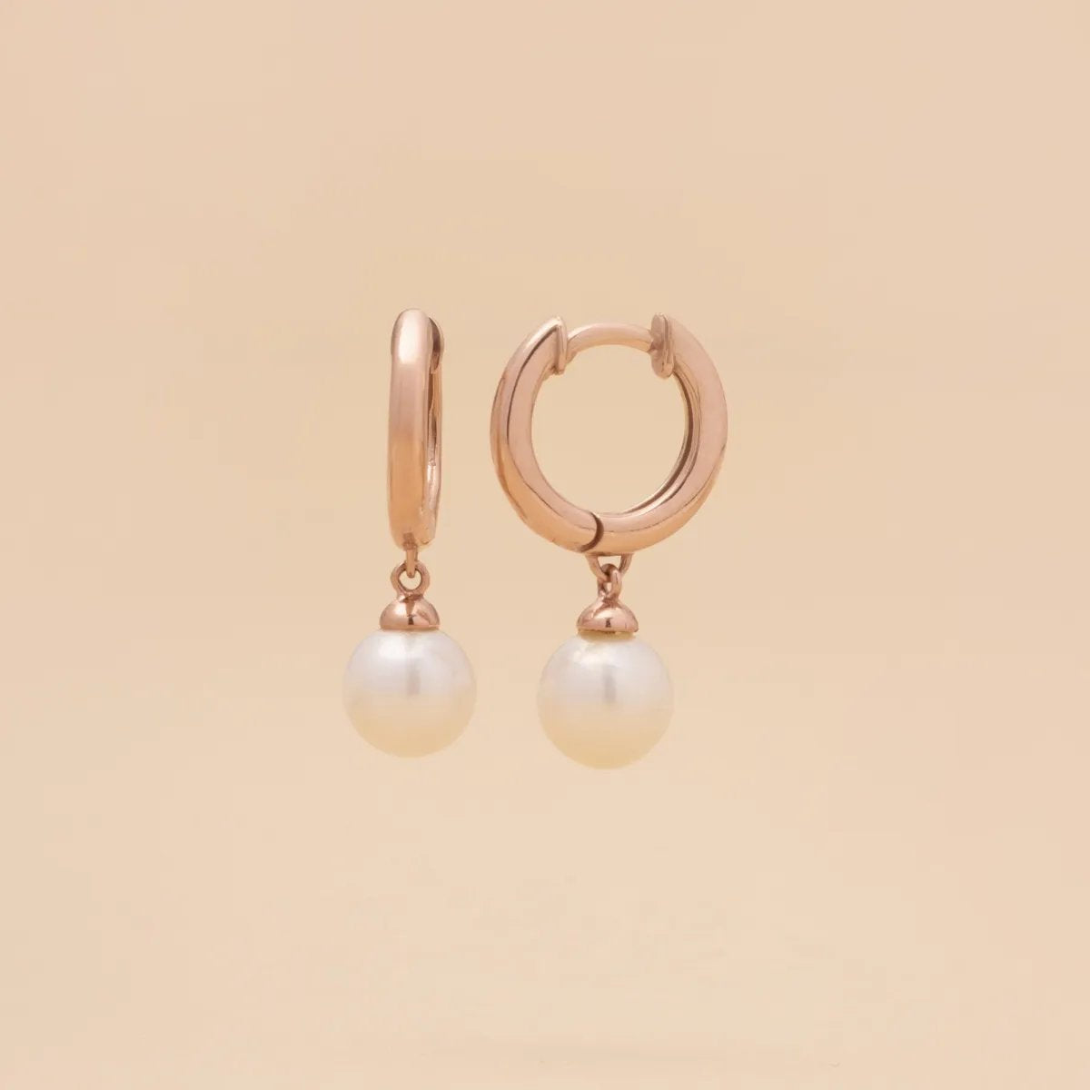 Rose gold round earrings with pearl