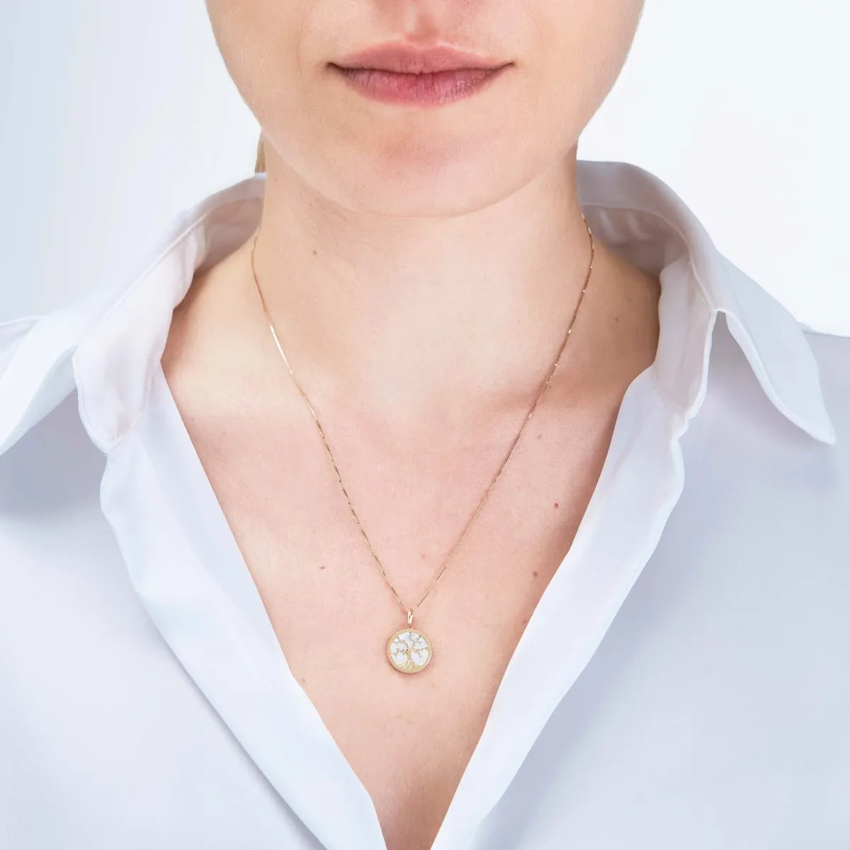 Small round pendant "Tree of Life" in yellow gold with mother of pearl