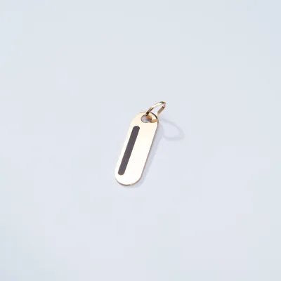 Yellow gold men's pendant with onyx paste detail