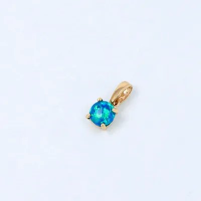 Lightweight yellow gold pendant with three stone variations