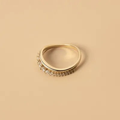 Yellow gold ring with cubic zirconia