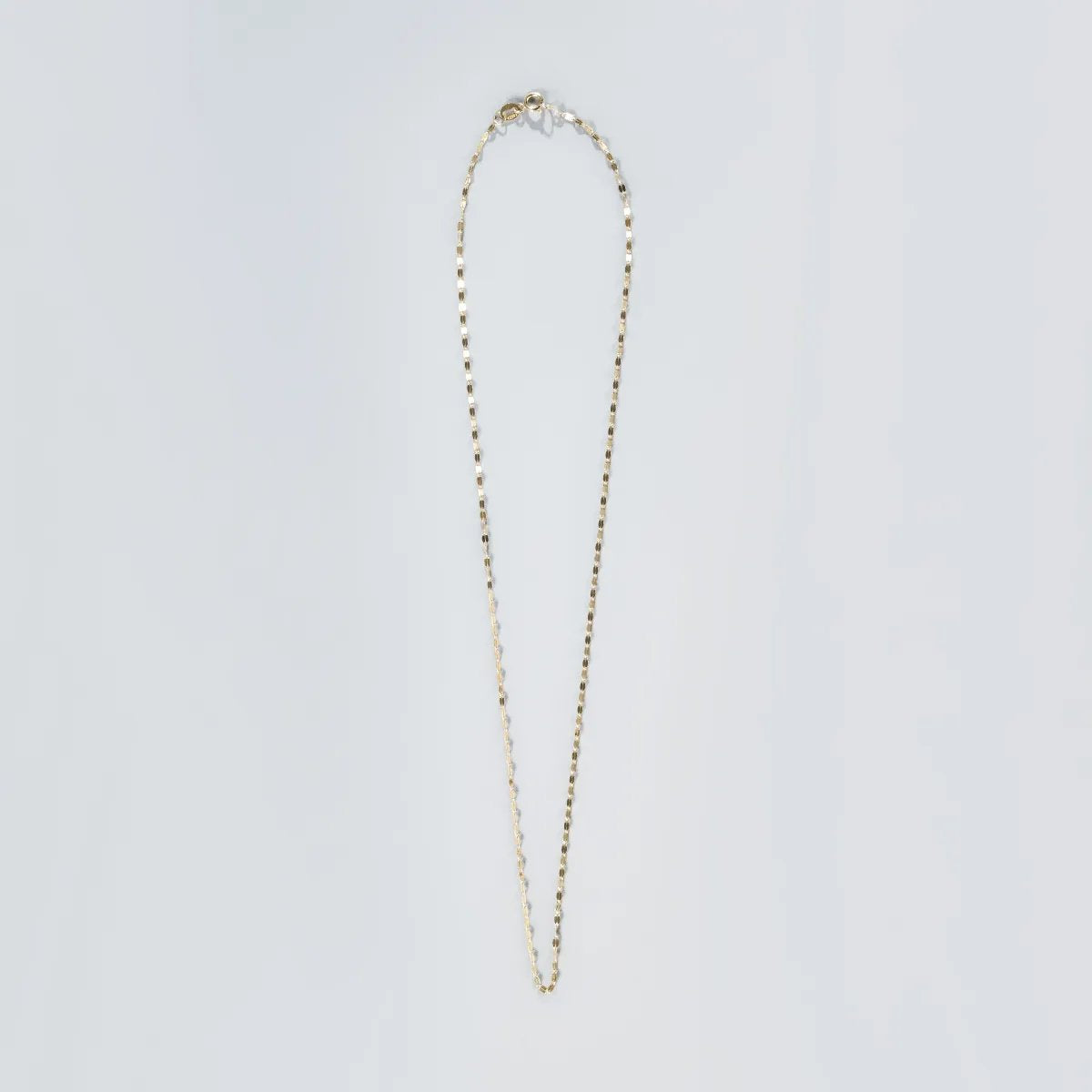 Light-weight fancy chain with flat surfaces