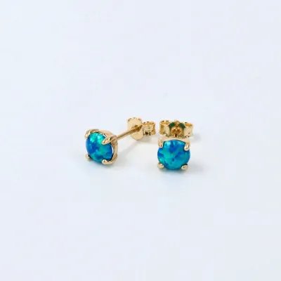 Lightweight yellow gold earrings with three stone variations