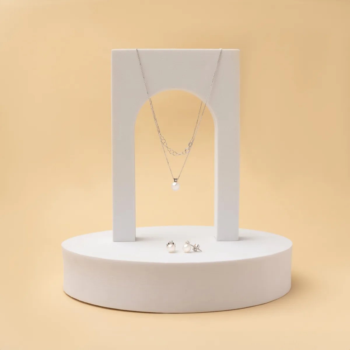 White gold set with pearls and cubic zirconia