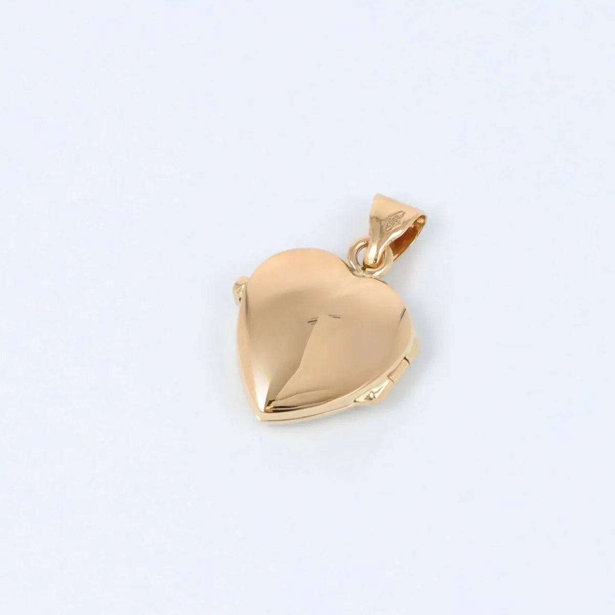 Yellow gold heart-shaped photo pendant with zirconia