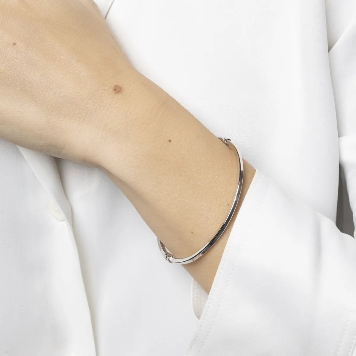 White gold round tube bangle