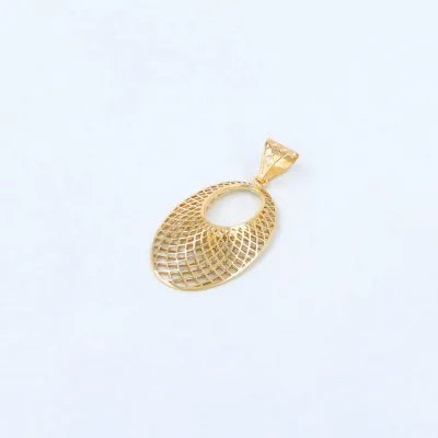 Oval pendant in yellow gold with mesh texture