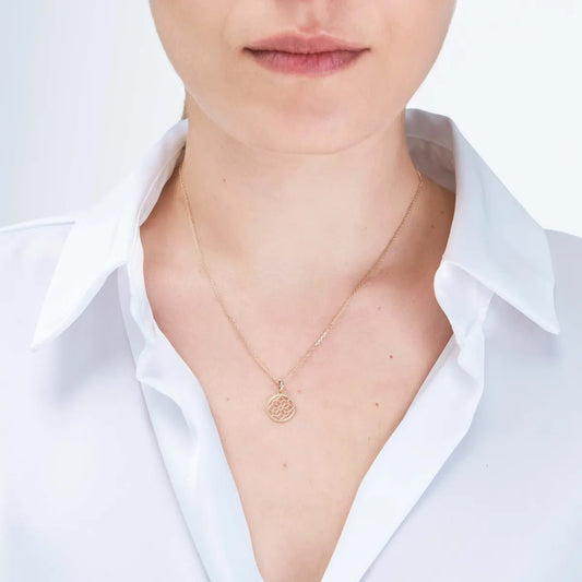 Lightweight yellow gold pendant with geometric motif