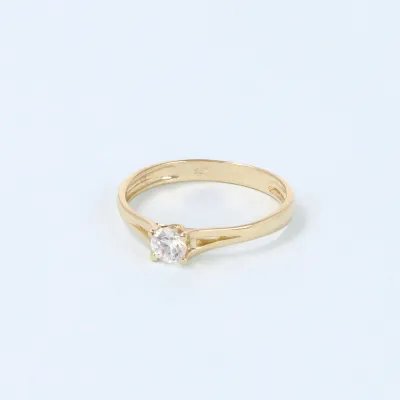 Yellow gold ring with zirconia