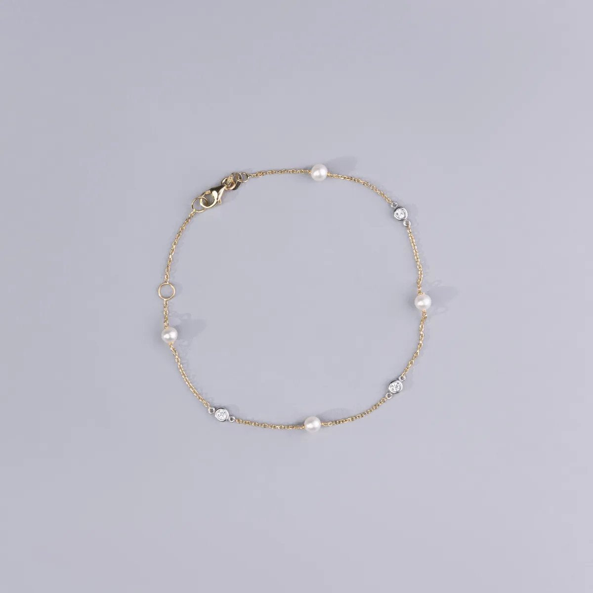 Yellow gold bracelet with pearls and cubic zirconia