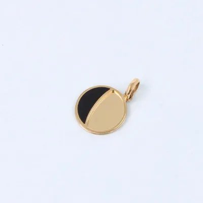 Round pendant in yellow gold with onyx paste