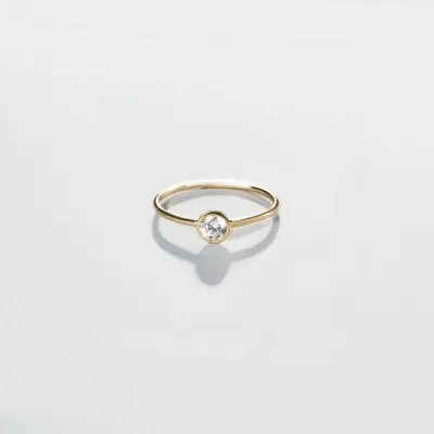 Yellow gold solitaire ring with zirconia