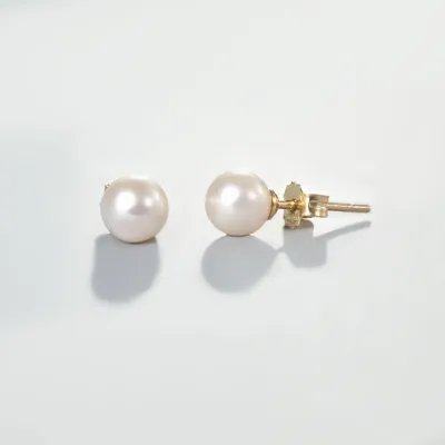 Yellow gold earrings with pearl