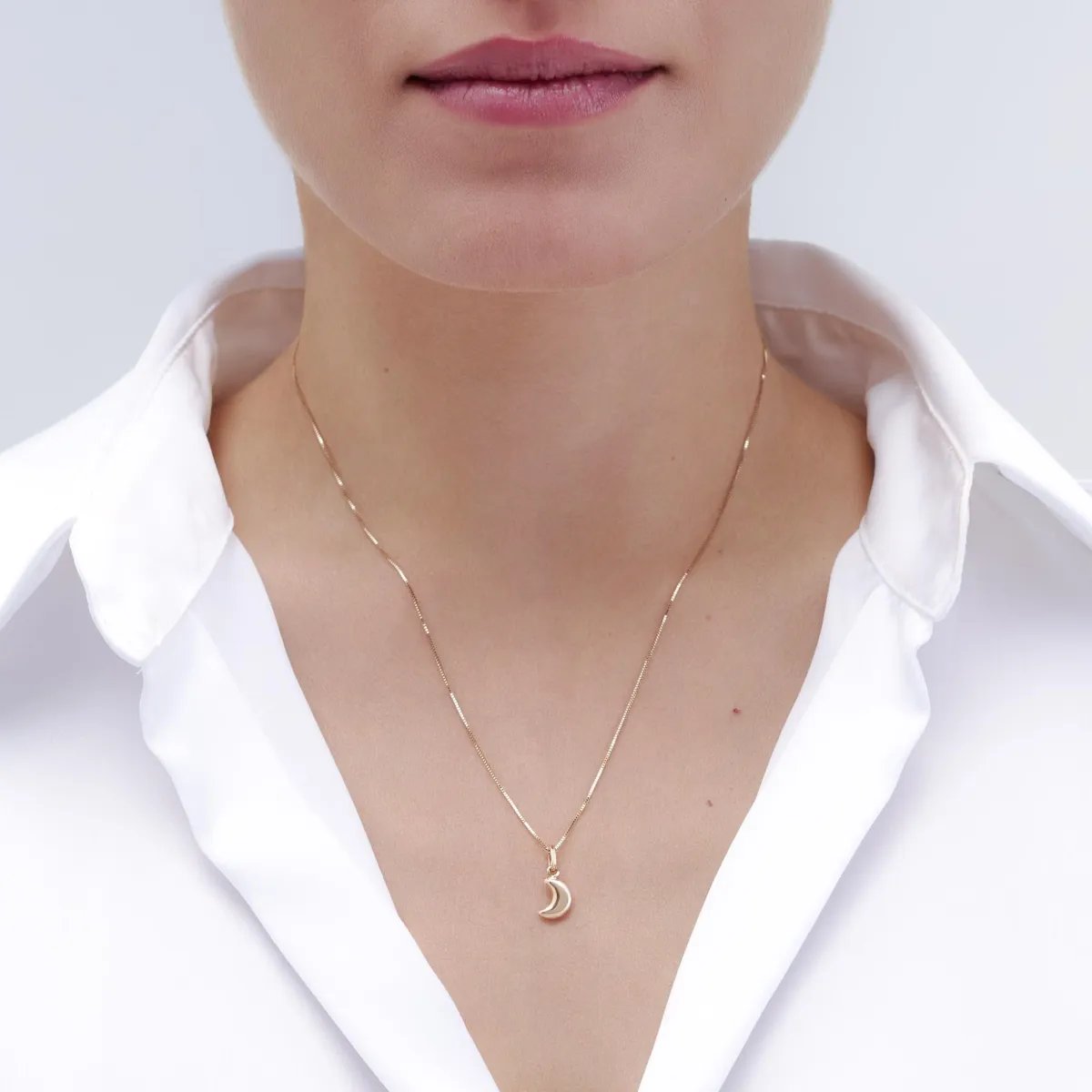 Lightweight yellow gold moon-shaped pendant