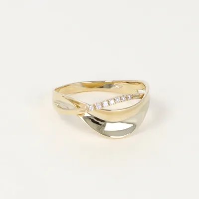 Yellow gold ring with cubic zirconia