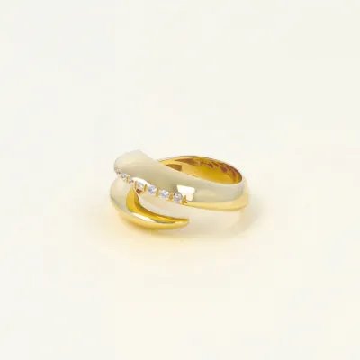 Yellow gold ring with zirconia