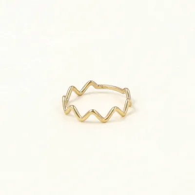 Minimal wavy yellow gold ring