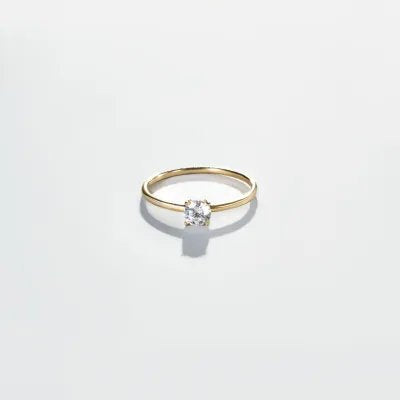 Yellow gold solitaire ring with zirconia