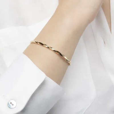Yellow gold bangle