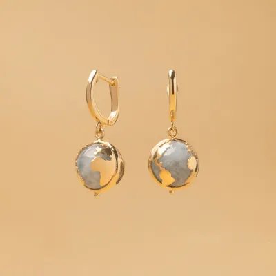 "WE" earrings with milk aquamarine