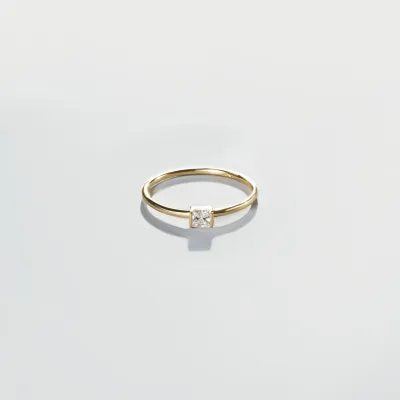 Yellow gold solitaire ring with zirconia