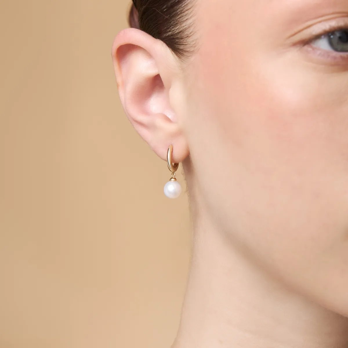 Yellow gold leverback earrings with pearl