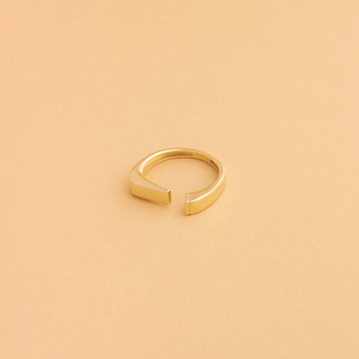 Yellow gold ring from "Futura" collection