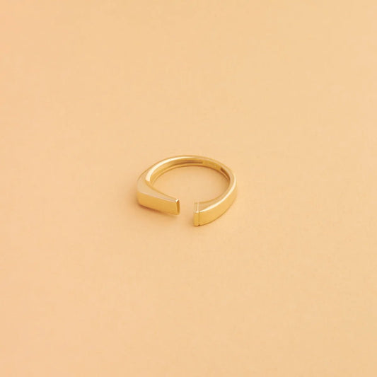 Yellow gold ring from "Futura" collection