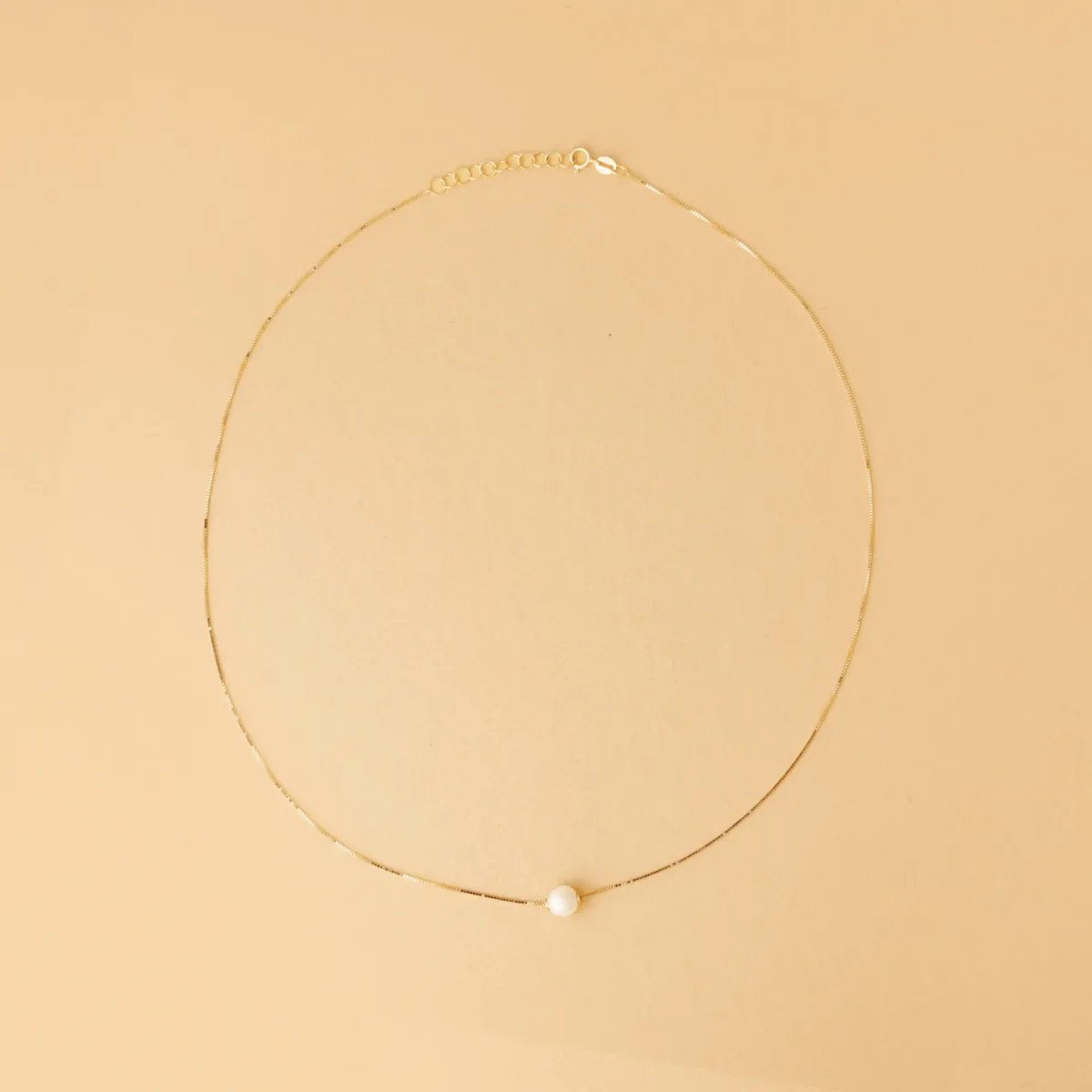 Yellow gold necklace with small pearl