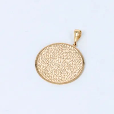 Round pendant in yellow gold with corrugated surface