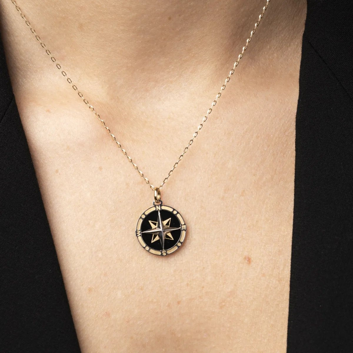 Bicolor man's compass-shaped pendant with onix